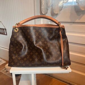 Louis Vuitton Artsy monogram MM canvas